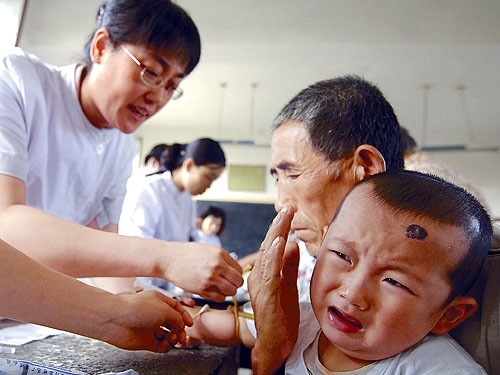 A child\'s blood is tested for lead-levels in Shaanxi province in 2009