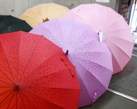 樱花伞平时看起来很普通，一沾水就会浮现樱花图案。