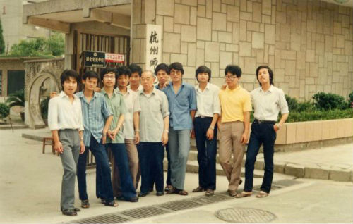 1987年夏，马云（左二）与外语系李增荣教授（左六）及同学在杭州师范大学校门口合影