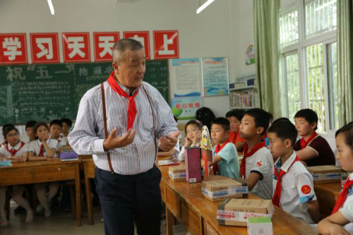 2018年5月，马明哲重回平安第一所希望小学--安徽六安平安希望小学支教