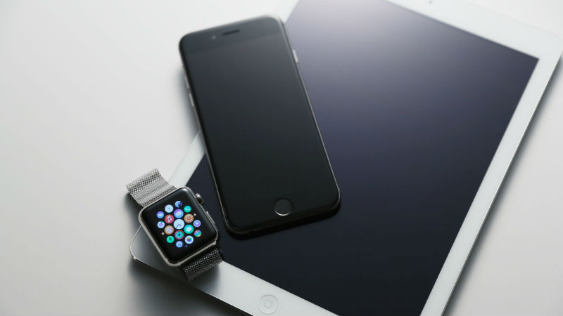 摩托罗拉z和苹果哪个好_新款摩托罗拉对比苹果6_苹果步摩托罗拉后尘