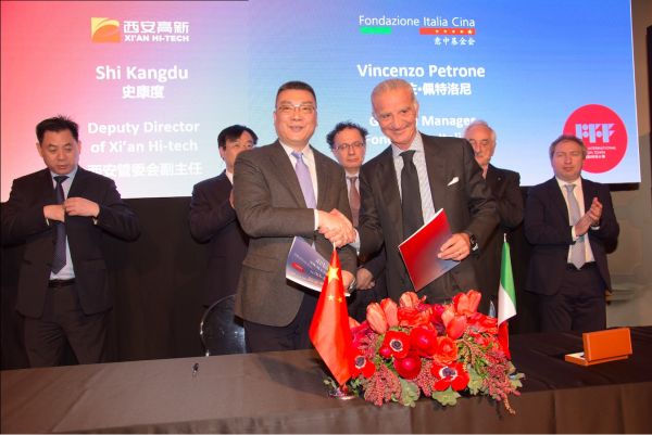 4西安高新区综合保税区专职副主任史康度与意中基金会总经理佩特洛尼Vincenzo Petrone签订《中意时尚小镇谅解备忘录》