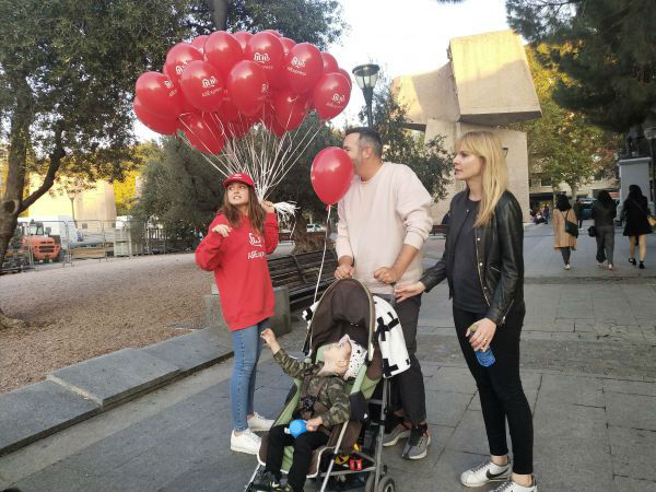 西班牙当地人向速卖通工作人员了解活动情况。 钱玉娟/摄影