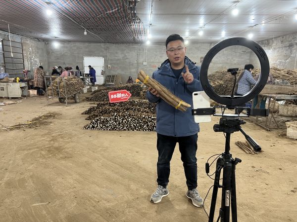 哥哥李宁经常直播带货，推销当地的优质麻山药。 沈晓凯 摄