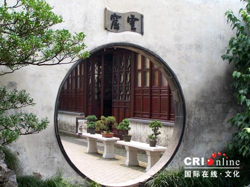 苏州园林的园墙常设洞门.