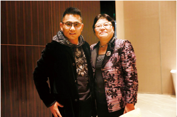 图为洪泰基金创始人盛希泰先生(左)与恒宇天泽董事长梁越女士.