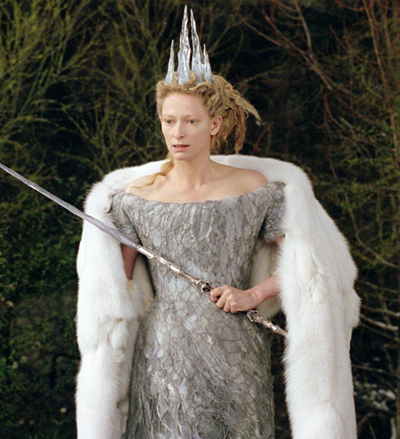 tilda swinton 在《纳尼亚传奇》里扮演的冰雪女王造型