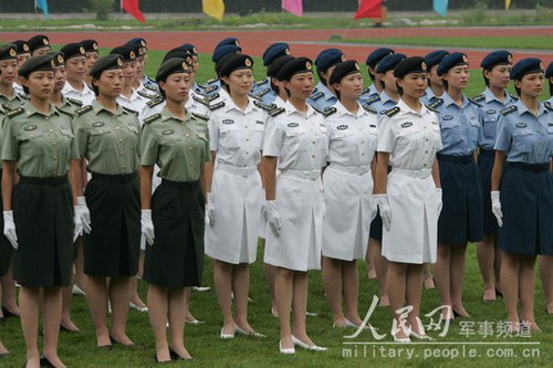 着夏常服的陆海空女军官队列