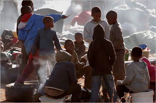 南非约翰内斯堡,正在街头取暖的难民孩子.