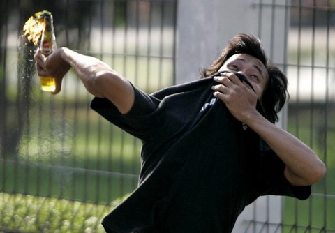 印尼,学生正在投掷燃烧瓶,抗议政府突然宣布为了弥补损失而提高油价