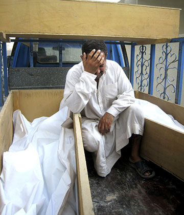 一个男人在一具尸体旁边独自悲伤.